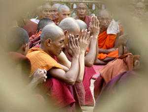 Monaci buddisti in preghiera